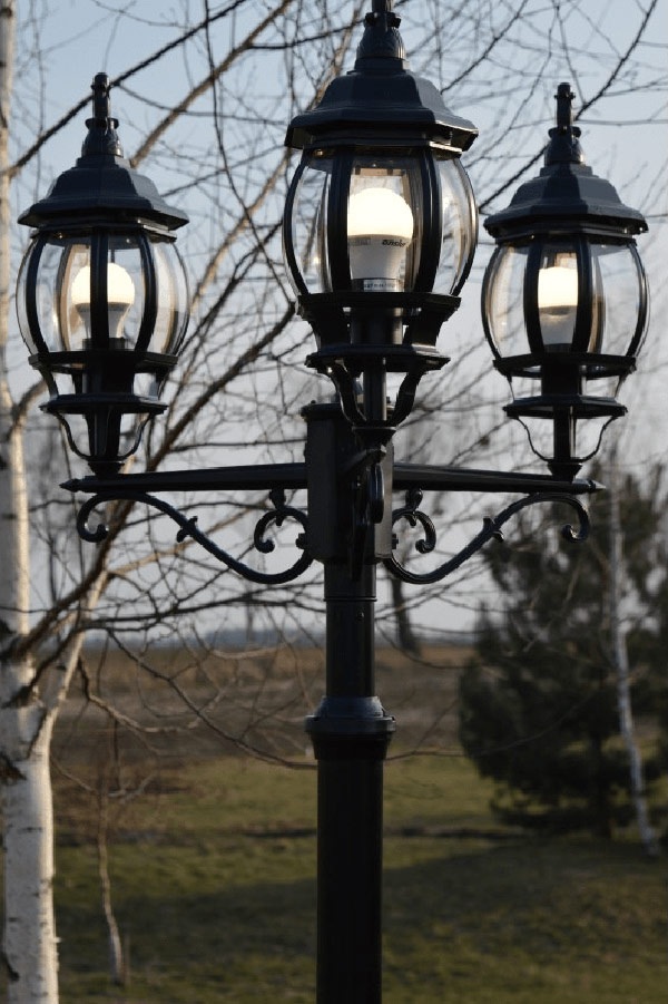 latarnia-ogrodowa-trójramienna-czarna-VILLA-3
